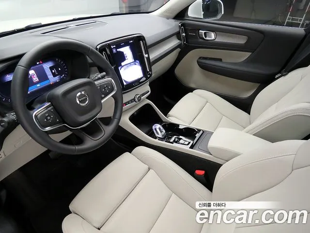 Volvo XC40 — Фото автомобиля 12