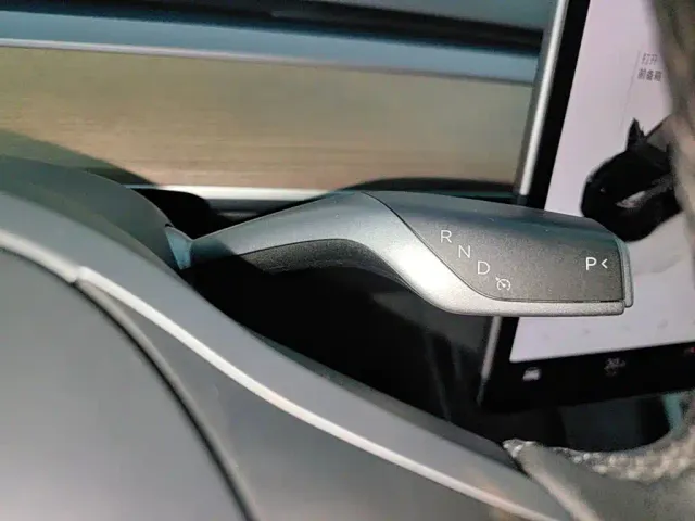 Tesla Model Y — Фото автомобиля 13