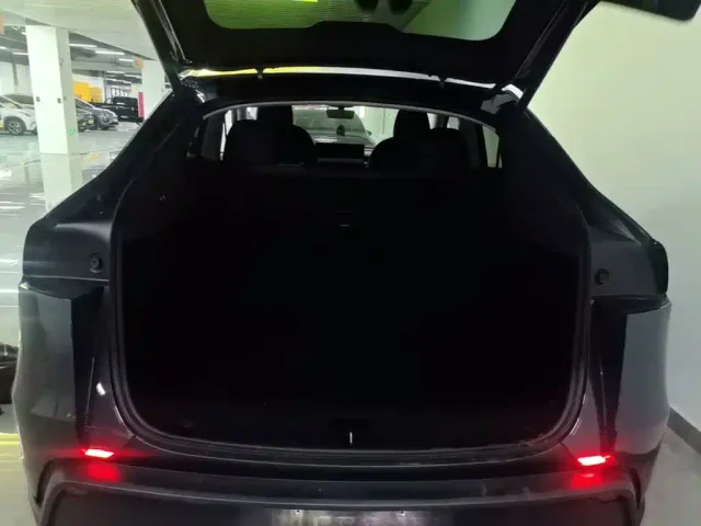 Tesla Model Y — Фото автомобиля 18