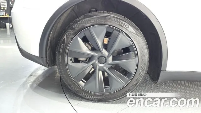 Tesla Model Y — Фото автомобиля 4