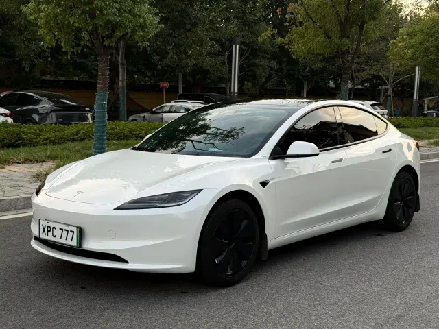 Фотография автомобиля — Tesla Model 3