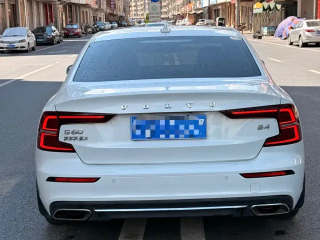 Volvo S60 — Фото автомобиля 12
