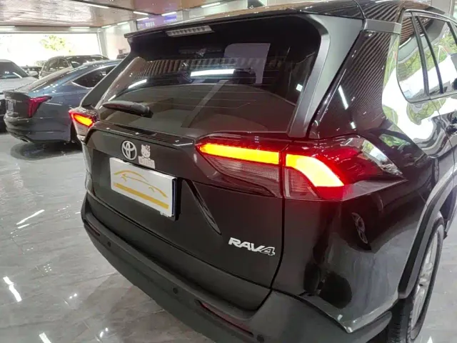 Toyota RAV4 — Фото автомобиля 5