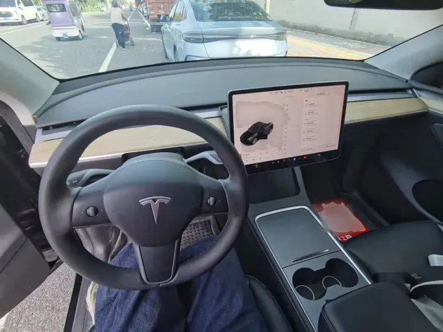 Tesla Model Y — Фото автомобиля 9