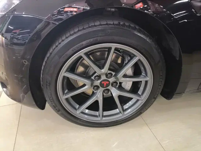 Tesla Model 3 — Фото автомобиля 22