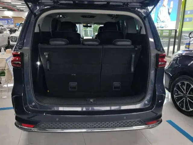 Roewe iMAX8 — Фото автомобиля 4