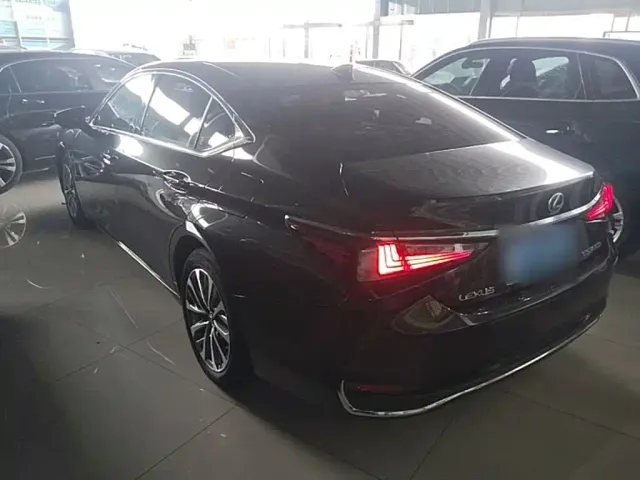 Lexus ES — Фото автомобиля 4
