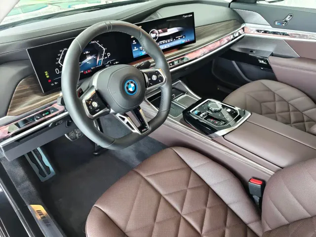 BMW i7 — Фото автомобиля 13