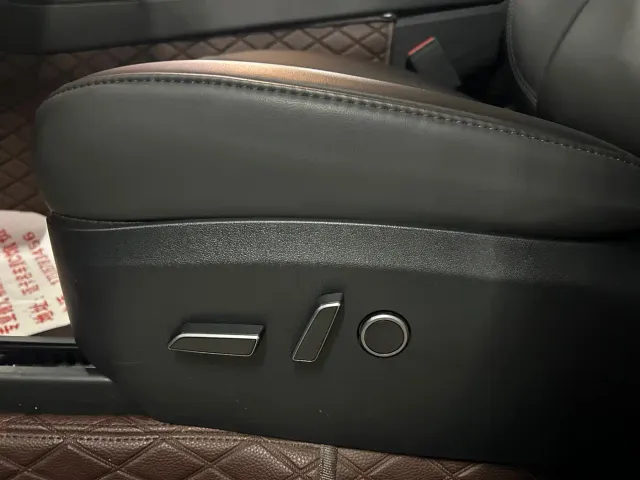 Tesla Model Y — Фото автомобиля 13