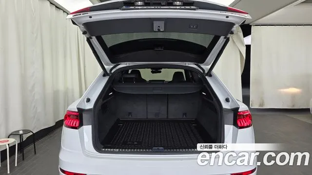 Audi Q8 55 TFSI quattro Premium — Фото автомобиля 17