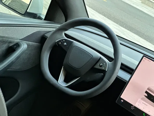 Tesla Model Y L — Фото автомобиля 15
