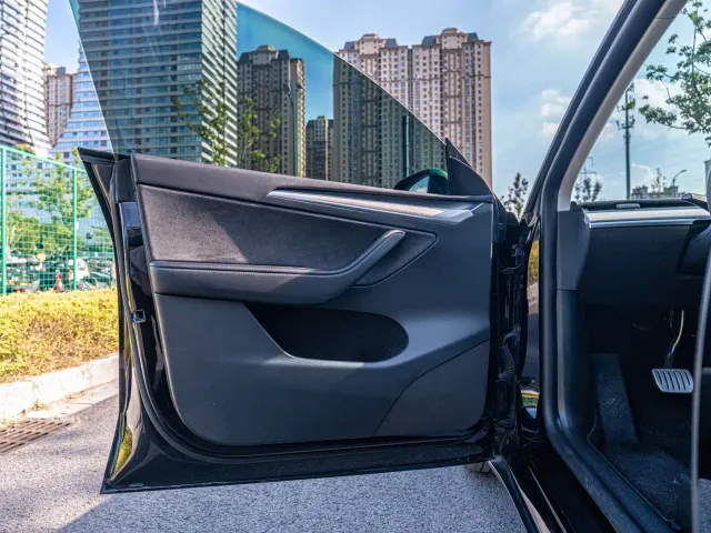 Tesla Model Y — Фото автомобиля 12
