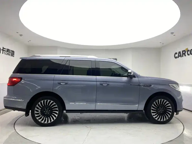 Lincoln Navigator — Фото автомобиля 4