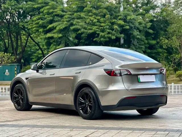 Tesla Model Y — Фото автомобиля 5