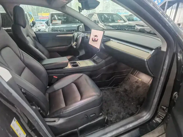 Tesla Model Y — Фото автомобиля 17