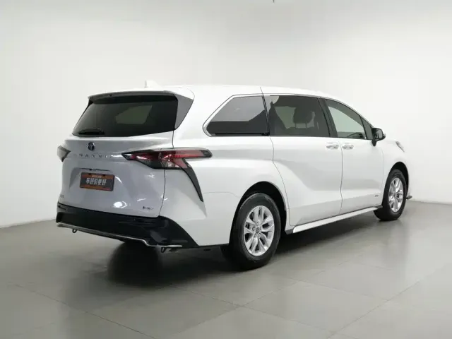 Toyota Granvia 2024 2.5L Hybrid Comfort — Фото автомобиля 2