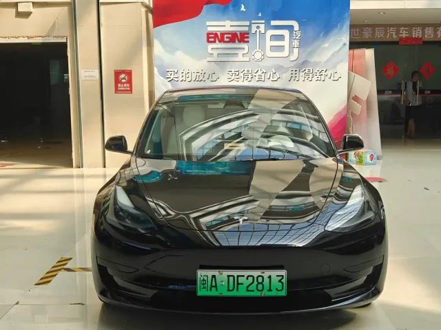 Tesla Model 3 — Фото автомобиля 2