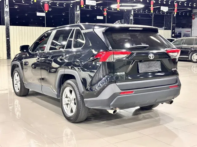 Toyota RAV4 — Фото автомобиля 9