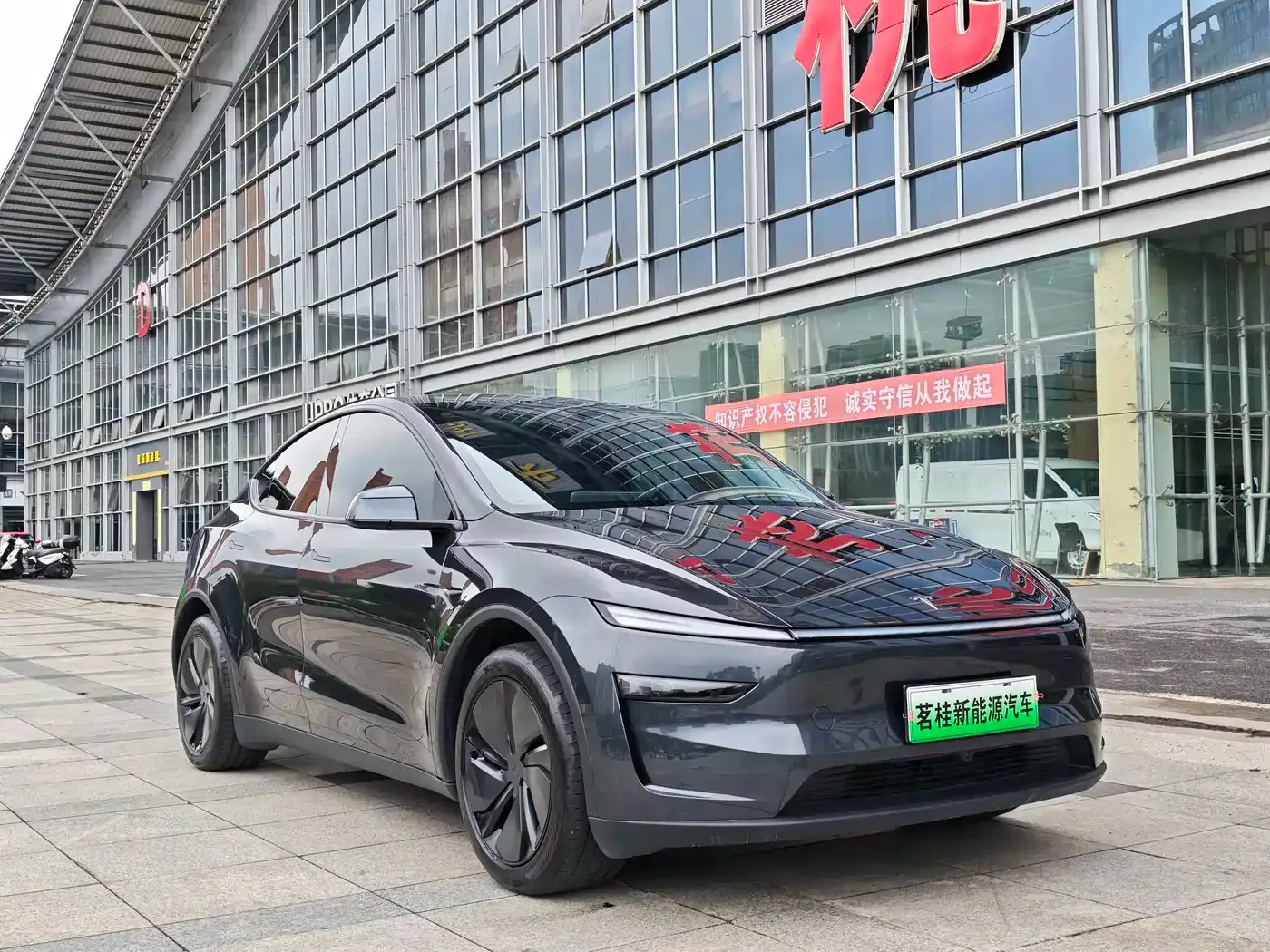 Tesla Model Y 2025 Rear-Wheel Drive — Фото автомобиля 3