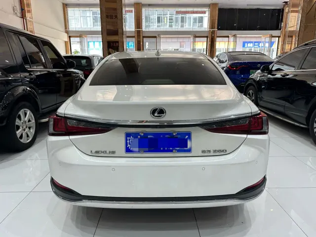 Lexus ES — Фото автомобиля 8