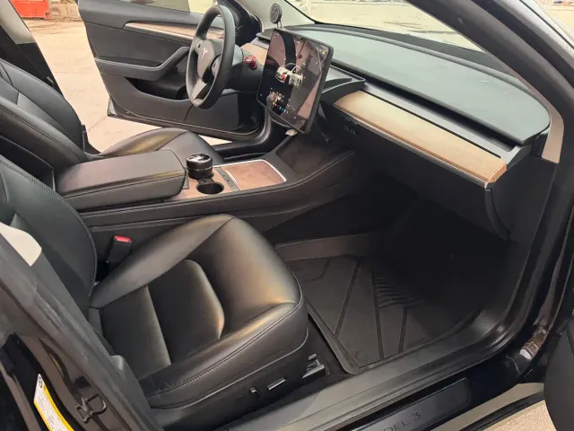 Tesla Model 3 — Фото автомобиля 10