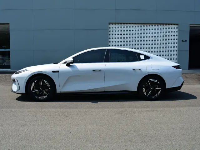 Geely Galaxy E8 — Фото автомобиля 4