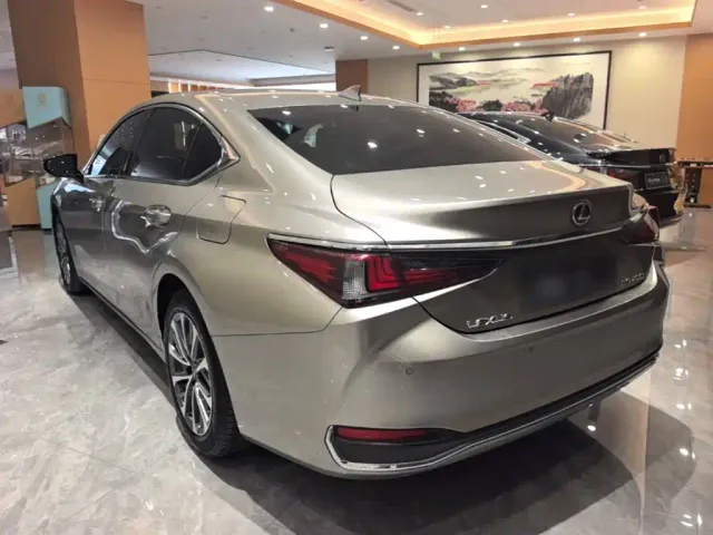 Lexus ES — Фото автомобиля 4