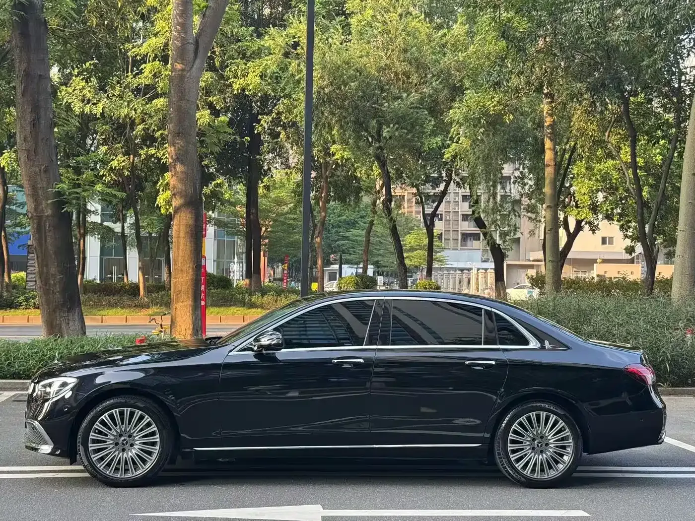 Mercedes-Benz Mercedes-Benz E-Class 2023 Facelift E 300 L Luxury — Фото автомобиля 3