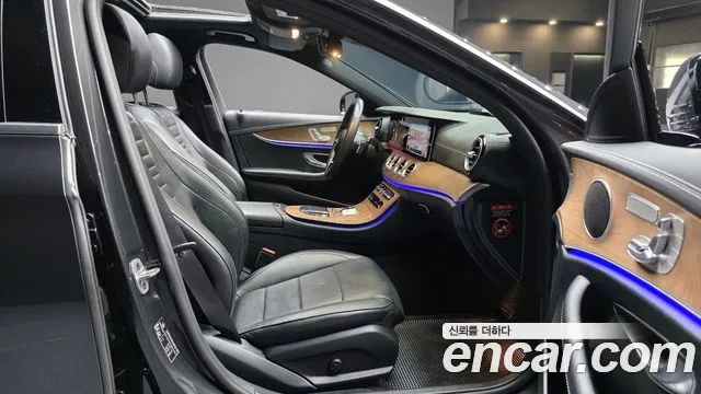 Mercedes-Benz E-Class — Фото автомобиля 23