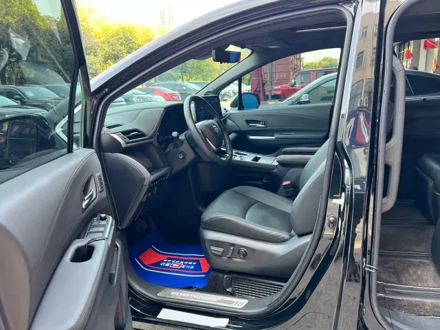 Toyota Sienna — Фото автомобиля 3