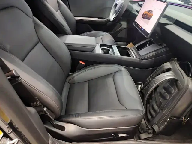 Tesla Model 3 — Фото автомобиля 24