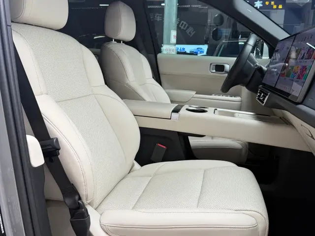 Li Auto L8 — Фото автомобиля 8