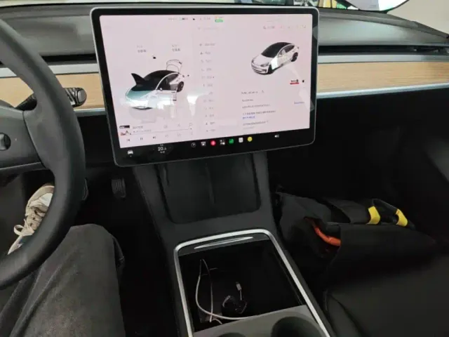 Tesla Model 3 — Фото автомобиля 12