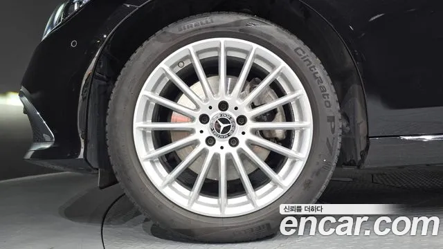 Mercedes-Benz E-Class — Фото автомобиля 5