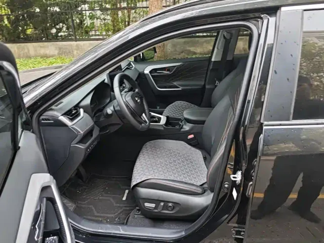 Toyota RAV4 — Фото автомобиля 9