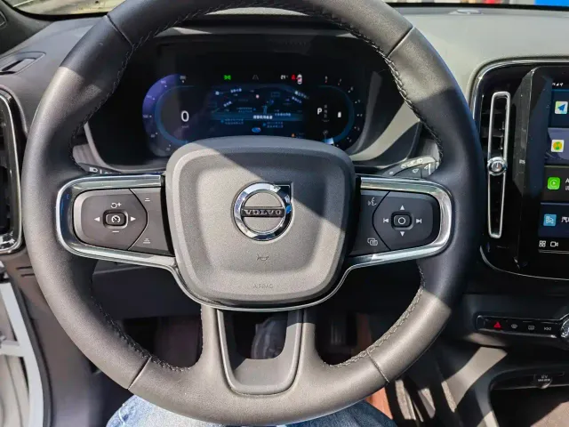 Volvo XC40 — Фото автомобиля 14