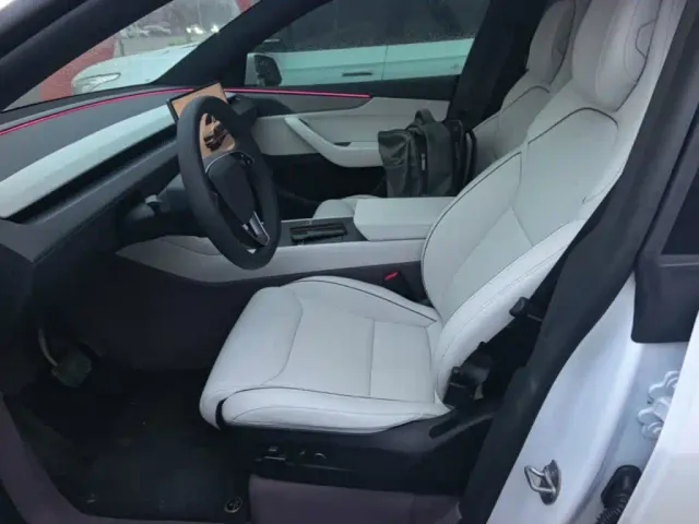 Tesla Model Y L — Фото автомобиля 14