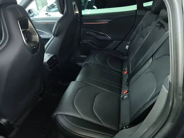 Xiaomi SU7 — Фото автомобиля 16