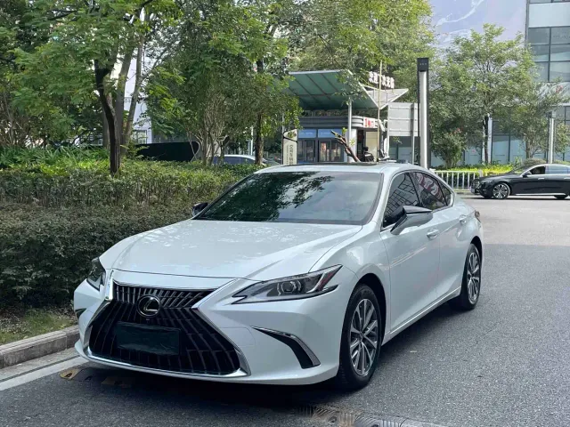 Фотография автомобиля — Lexus ES