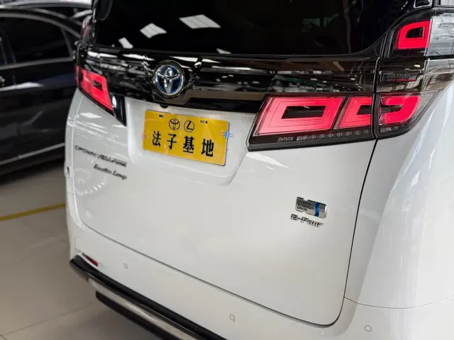 Toyota Vellfire — Фото автомобиля 24