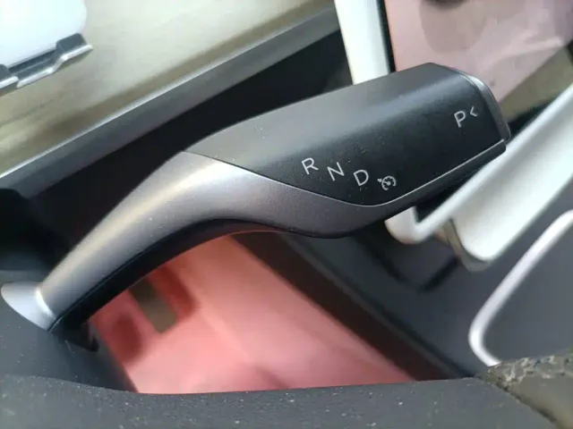 Tesla Model Y — Фото автомобиля 15