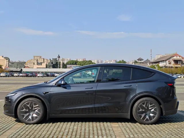 Tesla Model Y L — Фото автомобиля 3