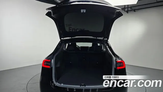 Tesla Model Y — Фото автомобиля 24
