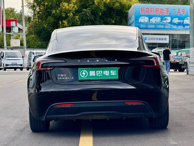 Tesla Model 3 — Фото автомобиля 9