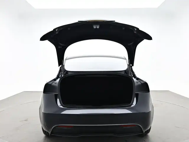 Tesla Model 3 — Фото автомобиля 9