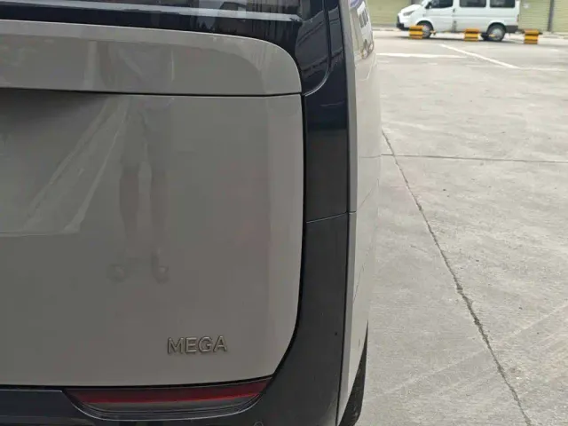 Li Auto MEGA — Фото автомобиля 12
