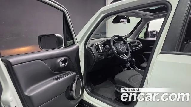 Jeep Renegade — Фото автомобиля 10