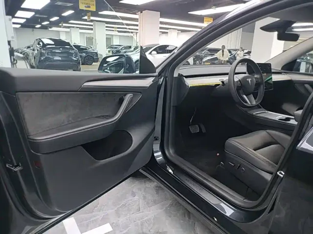 Tesla Model Y — Фото автомобиля 15