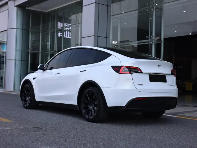 Tesla Model Y — Фото автомобиля 6