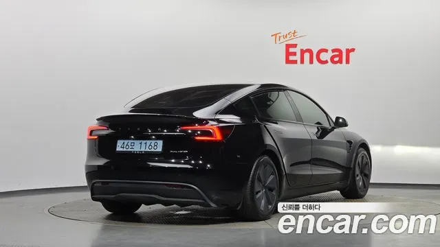 Tesla Model 3 — Фото автомобиля 2